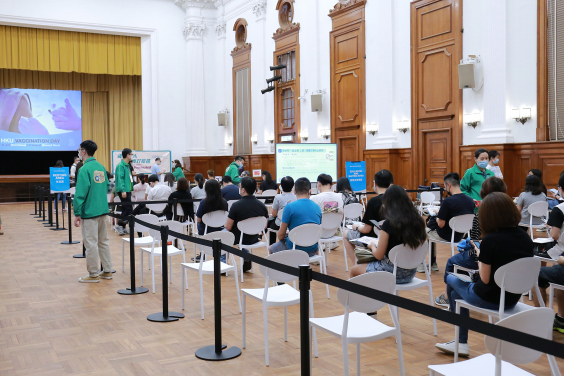 HKU organised the HKU Vaccination Day at Loke Yew Hall, where around 300 HKU students and staff members signed up to receive the first dose of the BioNTech vaccine.